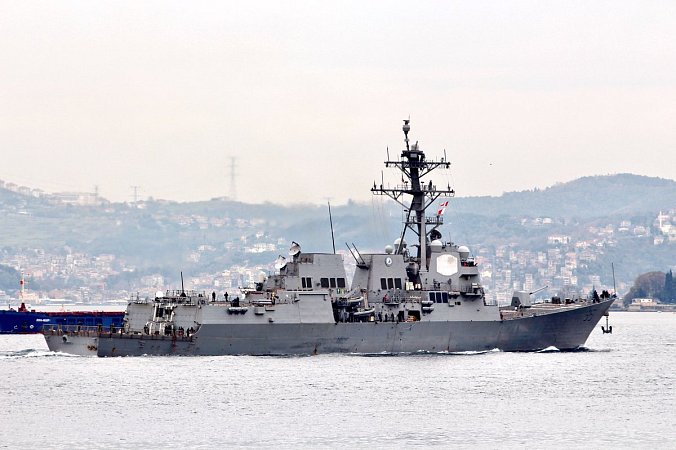 Ракетный эсминец "Джеймс Уильямс" проходит пролив Босфор, ВМС США